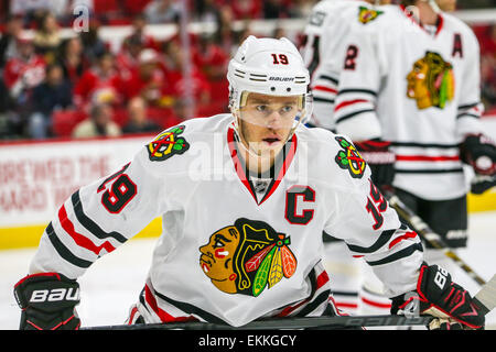 Blackhawks de Chicago center Jonathan Toews (19) au cours de la partie de la LNH entre les Blackhawks de Chicago et les Hurricanes de la Caroline au PNC Arena. Les Blackhawks défait les Hurricanes de la Caroline 3-1. Banque D'Images