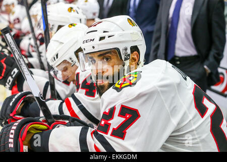 Le défenseur des Blackhawks de Chicago Johnny Oduya (27) au cours de la partie de la LNH entre les Blackhawks de Chicago et les Hurricanes de la Caroline au PNC Arena. Les Blackhawks défait les Hurricanes de la Caroline 3-1. Banque D'Images