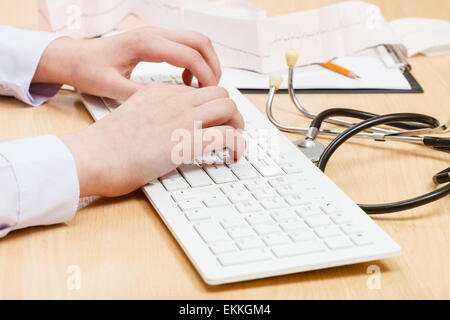 Cardiologue travaille sur un clavier PC blanc close up Banque D'Images