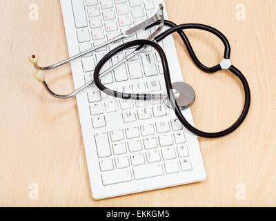 Medical still life - phonendoscope sur clavier blanc Banque D'Images