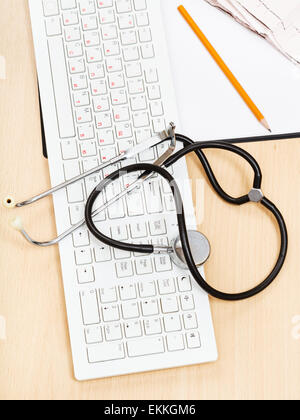 Still Life - phonendoscope médicale sur le clavier blanc et vide le presse-papiers Banque D'Images