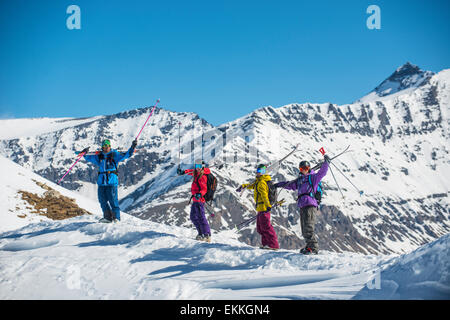 Un groupe de skieurs à pied le long d'une crête en hors piste dans le domaine skiable de Tignes dans les Alpes Françaises Banque D'Images