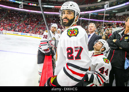 Le défenseur des Blackhawks de Chicago Johnny Oduya (27) au cours de la partie de la LNH entre les Blackhawks de Chicago et les Hurricanes de la Caroline au PNC Arena. Les Blackhawks défait les Hurricanes de la Caroline 3-1. Banque D'Images