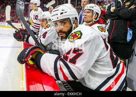 Le défenseur des Blackhawks de Chicago Johnny Oduya (27) au cours de la partie de la LNH entre les Blackhawks de Chicago et les Hurricanes de la Caroline au PNC Arena. Les Blackhawks défait les Hurricanes de la Caroline 3-1. Banque D'Images