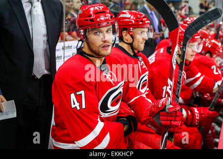 Les Hurricanes de la Caroline le défenseur Michal Jordan (47) au cours de la partie de la LNH entre les Blackhawks de Chicago et les Hurricanes de la Caroline au PNC Arena. Les Blackhawks défait les Hurricanes de la Caroline 3-1. Banque D'Images