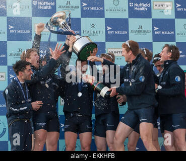 Londres, Royaume-Uni. Apr 11, 2015. Constantine LouLoudis Président d'Oxford et de l'équipage célébrer avec le trophée de BNY Mellon Crédit : Stephen Bartholomew/Alamy Live News Banque D'Images