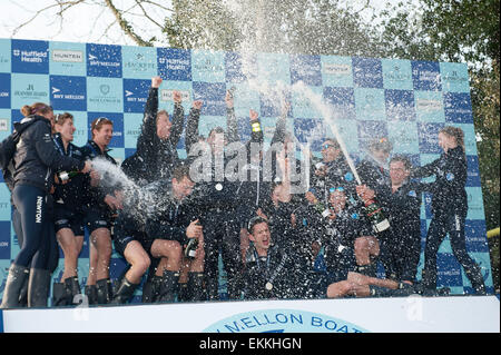 Londres, Royaume-Uni. Apr 11, 2015. L'Université d'Oxford et l'équipe de Mens Womens célébrer avec le trophée de BNY Mellon Crédit : Stephen Bartholomew/Alamy Live News Banque D'Images