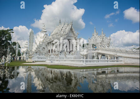 Wat Rong Khun mieux connu aux étrangers comme le Temple blanc, est une exposition d'art contemporain sous la forme d'un temple bouddhiste Banque D'Images