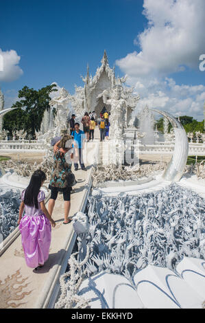 Wat Rong Khun mieux connu aux étrangers comme le Temple blanc, est une exposition d'art contemporain sous la forme d'un temple bouddhiste Banque D'Images