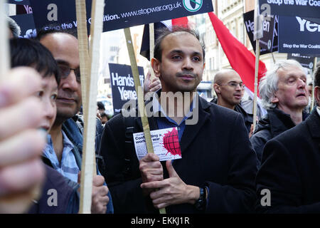 London,UK, 2015 : Une manifestation organisée par Coalition contre la guerre à l'extérieur de l'ambassade d'Arabie saoudite à Londres aujourd'hui a attiré une grande foule de personnes qui détenaient des pancartes en altitude et scandé. Les gens veulent que les Yéménites saoudiens de cesser d'attaquer leur pays. Credit : Voir Li/Alamy Live News Banque D'Images