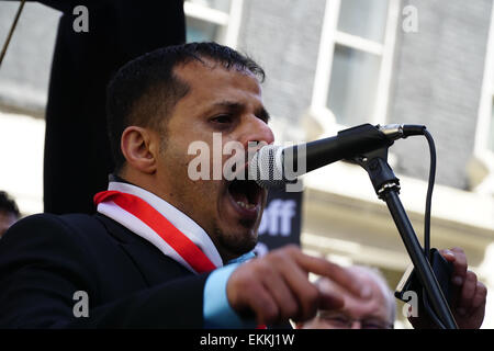 London,UK, 2015 : Une manifestation organisée par Coalition contre la guerre à l'extérieur de l'ambassade d'Arabie saoudite à Londres aujourd'hui a attiré une grande foule de personnes qui détenaient des pancartes en altitude et scandé. Les gens veulent que les Yéménites saoudiens de cesser d'attaquer leur pays. Credit : Voir Li/Alamy Live News Banque D'Images