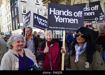 London,UK, 2015 : Une manifestation organisée par Coalition contre la guerre à l'extérieur de l'ambassade d'Arabie saoudite à Londres aujourd'hui a attiré une grande foule de personnes qui détenaient des pancartes en altitude et scandé. Les gens veulent que les Yéménites saoudiens de cesser d'attaquer leur pays. Credit : Voir Li/Alamy Live News Banque D'Images