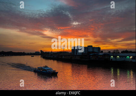 Un coucher de soleil sur la Tamise dans Wandsworth, Londres Banque D'Images