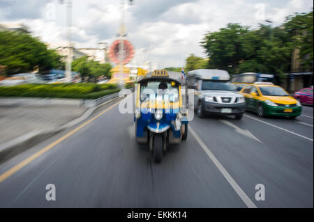 Tuk Tuk sur les rues encombrées de Bangkok en Thaïlande. Banque D'Images