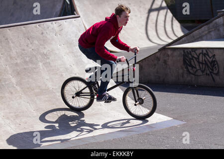 Southport, Merseyside, 11 avril, 2015. Le Plan Local a été approuvé par le Conseil pour la publication entre le vendredi 30 janvier au vendredi 27 mars 2015 pour une demande d'un nouveau projet en cours Southport Skatepark construit sur le front de mer de près le même emplacement que l'établissement Surf solide qui est gratuit. C'est courts avec des équipements pour les BMX, 24, 26, Skateboard, rollers conçu avec un 4 quarts, une colonne vertébrale un half pipe et un plaisir fort. Trois nouveaux skateparks doivent être construits à Liverpool cette année à la suite d'un financement de 1,5 M € pour les jeunes. Banque D'Images