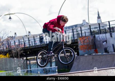 Southport, Merseyside, 11 avril, 2015. Le Plan Local a été approuvé par le Conseil pour la publication entre le vendredi 30 janvier au vendredi 27 mars 2015 pour une demande d'un nouveau projet en cours Southport Skatepark construit sur le front de mer de près le même emplacement que l'établissement Surf solide qui est gratuit. C'est courts avec des équipements pour les BMX, 24, 26, Skateboard, rollers conçu avec un 4 quarts, une colonne vertébrale un half pipe et un plaisir fort. Trois nouveaux skateparks doivent être construits à Liverpool cette année à la suite d'un financement de 1,5 M € pour les jeunes. Banque D'Images