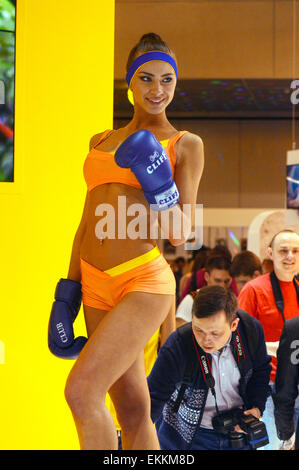 Expo photo 2015. Moscou girl Bikini Boxe model posing Banque D'Images