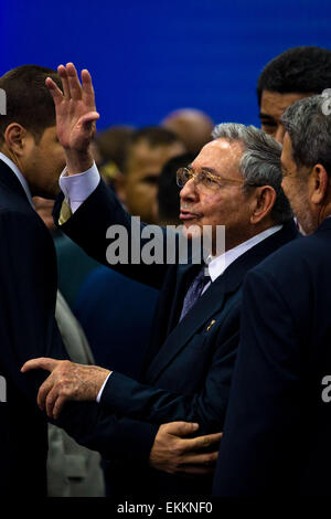 La ville de Panama, Panama. Apr 11, 2015. Le leader cubain Raul Castro (C) assiste à l'événement photo de famille du 7ème Sommet des Amériques dans la ville de Panama, capitale du Panama, le 11 avril 2015. Credit : Liu Bin/Xinhua/Alamy Live News Banque D'Images