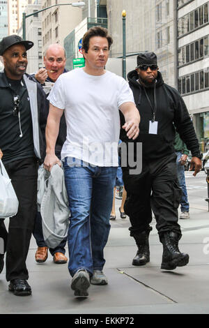 Mark Wahlberg et Amanda Seyfried sur l'ensemble des Ted '2' dans la ville de New York avec : Mark Wahlberg Où : New York, New York, United States Quand : 07 Oct 2014 Banque D'Images