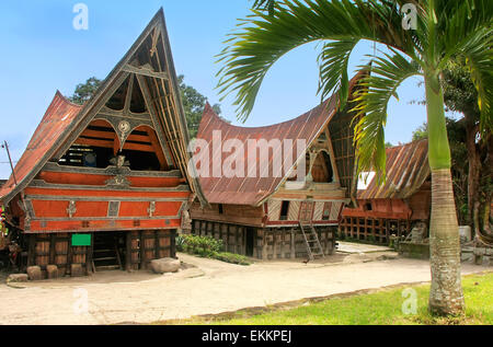 Maisons Batak traditionnel sur l'île de Samosir, Sumatra, Indonésie, Asie du sud-est Banque D'Images