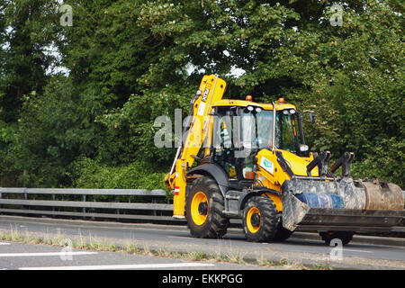 JCB 3CX un voyage le long de la route A23 à Coulsdon, Surrey, Angleterre. Banque D'Images