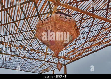 Old rusty vintage lampe arabe métallique accroché au plafond d'un riad marocain Banque D'Images