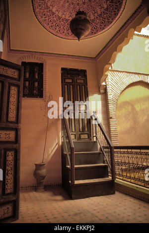 Vue intérieure d'un Riad arabe traditionnel avec meubles, tapis, lampes, tuiles, archs, etc. Banque D'Images