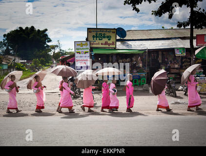 Dans Pinulin,Pyin Oo Lwin pyin u,Lin, également connu sous le nom de Maymyo dans la division de Mandalay Myanmar (Birmanie). Les femmes religieuses et les filles. Banque D'Images