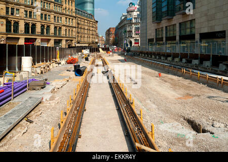Voies de tram à l'emplacement du futur tramway Metrolink, Exchange Square, Manchester, Angleterre, Royaume-Uni. Banque D'Images