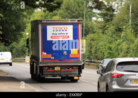 Un camion et autres véhicules circulant sur l'A23 road à Coulsdon, Surrey, Angleterre. Banque D'Images