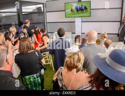 Sydney, Australie. 11 avril, 2015. Les clients jouissent des courses à Chiswick restaurant menu contextuel au Royal Randwick. Credit : MediaServicesAP/Alamy Live News Banque D'Images