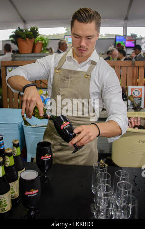 Sydney, Australie. 11 avril, 2015. Personnel du bar de Chiswick restaurant du Royal Randwick popup. Credit : MediaServicesAP/Alamy Live News Banque D'Images