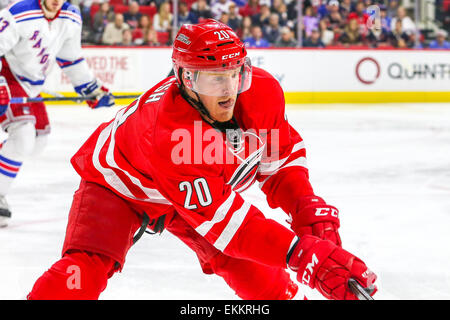 Raleigh, Caroline du Nord, USA. Mar 21, 2015. Centre Carolina Hurricanes Riley Nash (20) au cours de la partie de la LNH entre les Rangers de New York et les Hurricanes de la Caroline au PNC Arena. Les Rangers ont défait les Hurricanes de la Caroline 3-2 en prolongation. © Andy Martin Jr./ZUMA/Alamy Fil Live News Banque D'Images