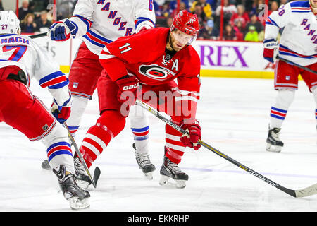 Raleigh, Caroline du Nord, USA. Mar 21, 2015. Jordan Staal centre Carolina Hurricanes (11) au cours de la partie de la LNH entre les Rangers de New York et les Hurricanes de la Caroline au PNC Arena. Les Rangers ont défait les Hurricanes de la Caroline 3-2 en prolongation. © Andy Martin Jr./ZUMA/Alamy Fil Live News Banque D'Images