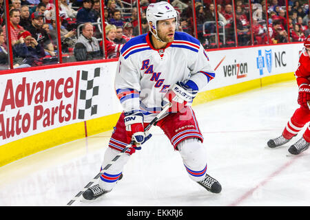 Raleigh, Caroline du Nord, USA. Mar 21, 2015. Rangers de New York le défenseur Dan Girardi (5) au cours de la partie de la LNH entre les Rangers de New York et les Hurricanes de la Caroline au PNC Arena. Les Rangers ont défait les Hurricanes de la Caroline 3-2 en prolongation. © Andy Martin Jr./ZUMA/Alamy Fil Live News Banque D'Images