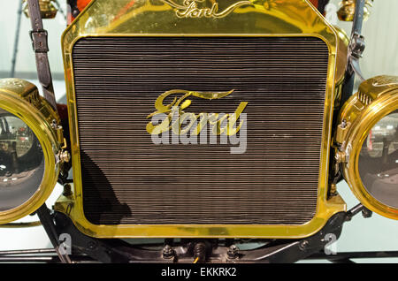 La calandre avant et le logo d'un 1909 Ford Modèle T, connu sous le nom de Tin Lizzie ou Flivver, au Musée de la voiture de Seal Cove, Maine. Banque D'Images