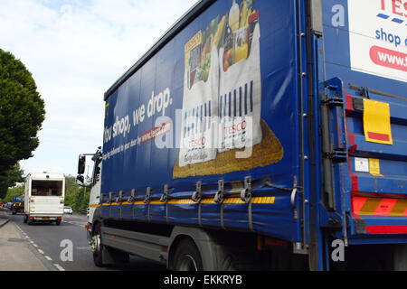 Un Tesco pour camions et autres véhicules circulant sur l'A23 road à Coulsdon, Surrey, Angleterre. Banque D'Images