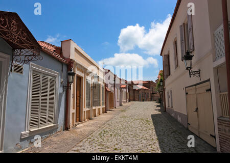 Rue Pavée et maisons traditionnelles, Sighnaghi, Géorgie Banque D'Images