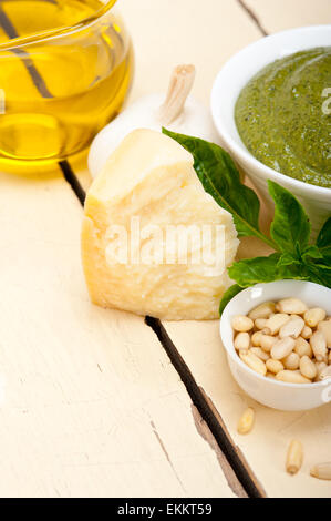 Traditionnelle italienne sauce pesto au basilic ingrédients sur une table rustique Banque D'Images