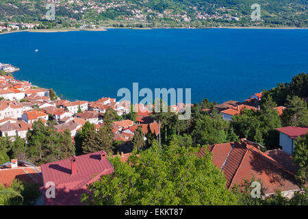 Vue sur les maisons par le lac Ohrid, Ohrid, République de Macédoine Banque D'Images