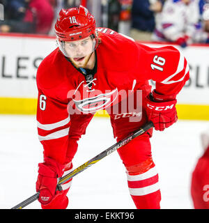 Raleigh, Caroline du Nord, USA. Mar 21, 2015. Centre des Hurricanes de la Caroline Elias Lindholm (16) au cours de la partie de la LNH entre les Rangers de New York et les Hurricanes de la Caroline au PNC Arena. Les Rangers ont défait les Hurricanes de la Caroline 3-2 en prolongation. © Andy Martin Jr./ZUMA/Alamy Fil Live News Banque D'Images