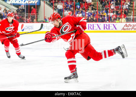 Raleigh, Caroline du Nord, USA. Mar 21, 2015. Le défenseur des Hurricanes de la Caroline Ryan Murphy (7) au cours de la partie de la LNH entre les Rangers de New York et les Hurricanes de la Caroline au PNC Arena. Les Rangers ont défait les Hurricanes de la Caroline 3-2 en prolongation. © Andy Martin Jr./ZUMA/Alamy Fil Live News Banque D'Images