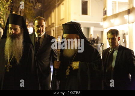 Athènes, Grèce. 12 avril 2015. Ieronymos II (centre), l'archevêque d'Athènes et de toute la Grèce et primat de l'Eglise orthodoxe de Grèce, arrive à l'église Agios Dionysios Areopagitis. Ieronymos II, l'archevêque d'Athènes et de toute la Grèce et primat de l'Eglise orthodoxe de Grèce, a conduit dans les Athéniens église Agios Dionysios Areopagitis dans la célébration de la Pâques dimanche de minuit. Crédit : Michael Debets/Alamy Live News Banque D'Images