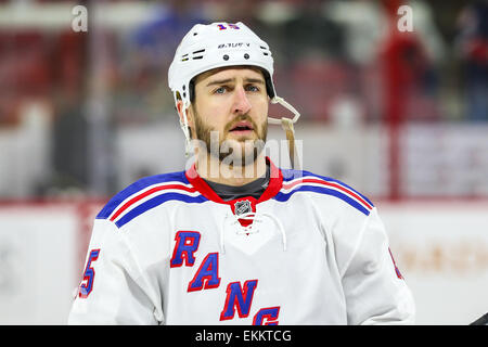 New York Rangers aile gauche Tanner Glass (15) au cours de la partie de la LNH entre les Rangers de New York et les Hurricanes de la Caroline au PNC Arena. Les Rangers ont défait les Hurricanes de la Caroline 3-2 en prolongation. Banque D'Images