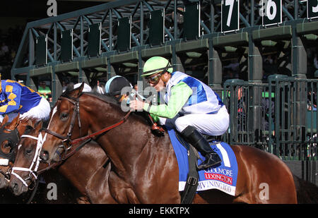 Lexington, Kentucky, USA. Apr 12, 2015. 11 avril 2015 : Tige Devinante et Julien Leparoux gagner la 34e marche de l'Coolmore Lexington 3 e année 250 000 $ à Keeneland Race Course pour propriétaire Lael écuries et formateur Arnaud Delacour. Candice Chavez/ESW/CSM/Alamy Live News Banque D'Images