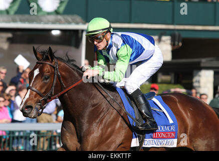 Lexington, Kentucky, USA. Apr 12, 2015. 11 avril 2015 : Tige Devinante et Julien Leparoux gagner la 34e marche de l'Coolmore Lexington 3 e année 250 000 $ à Keeneland Race Course pour propriétaire Lael écuries et formateur Arnaud Delacour. Candice Chavez/ESW/CSM/Alamy Live News Banque D'Images