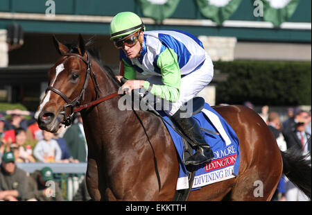 Lexington, Kentucky, USA. Apr 12, 2015. 11 avril 2015 : Tige Devinante et Julien Leparoux gagner la 34e marche de l'Coolmore Lexington 3 e année 250 000 $ à Keeneland Race Course pour propriétaire Lael écuries et formateur Arnaud Delacour. Candice Chavez/ESW/CSM/Alamy Live News Banque D'Images