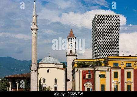 La mosquée Et'hem Bey et tour de l'horloge, le centre commercial de Pièce de l'habitation Magasin italien et le ministère de la Défense à Skander Banque D'Images