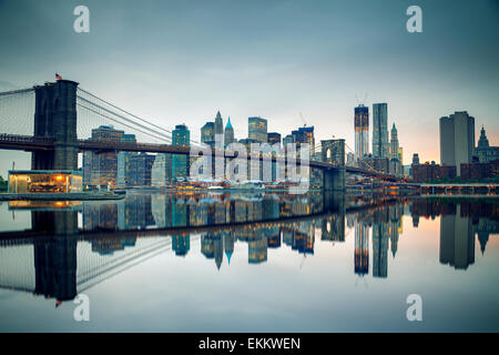 Pont de Brooklyn et Manhattan au crépuscule Banque D'Images