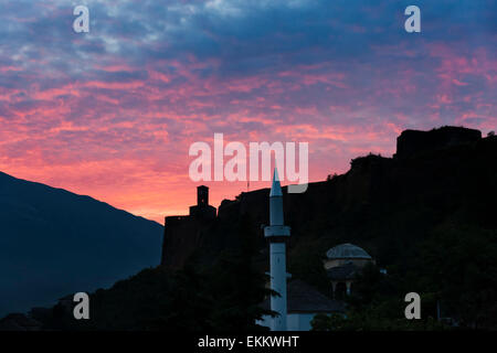 Lever du soleil sur l'horloge, citadelle, château et mosquée de Gjirokastre dans la montagne, site du patrimoine mondial de l'UNESCO, de l'Albanie Banque D'Images